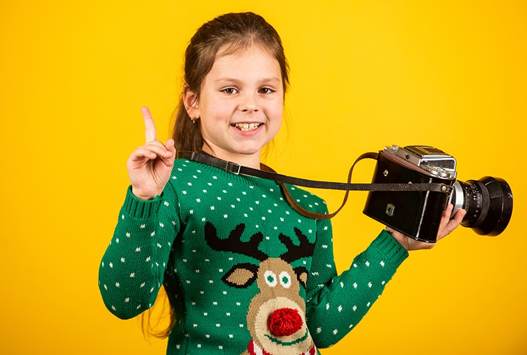 photographer-hold-retro-camera-classes-kids-learn-take-photos-with-dslr-camera