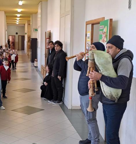 Al suono delle zampogne tutti i bambini del paese accorrevano felici.Stamattina alle scuole Pie Napoletane si annuncia l'arrivo del Natale