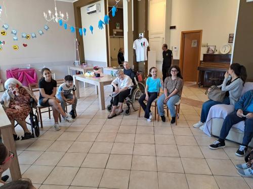 Un momento speciale di condivisione e incontro: gli alunni della Scuola Secondaria hanno trascorso una mattinata insieme agli ospiti del Centro Anziani Casa di Mela a Fuorigrotta.