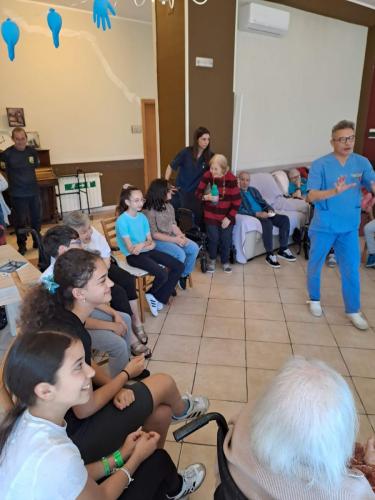 Un momento speciale di condivisione e incontro: gli alunni della Scuola Secondaria hanno trascorso una mattinata insieme agli ospiti del Centro Anziani Casa di Mela a Fuorigrotta.