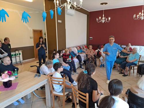 Un momento speciale di condivisione e incontro: gli alunni della Scuola Secondaria hanno trascorso una mattinata insieme agli ospiti del Centro Anziani Casa di Mela a Fuorigrotta.