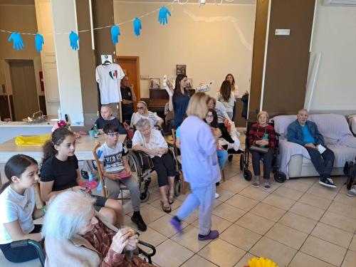 Un momento speciale di condivisione e incontro: gli alunni della Scuola Secondaria hanno trascorso una mattinata insieme agli ospiti del Centro Anziani Casa di Mela a Fuorigrotta.