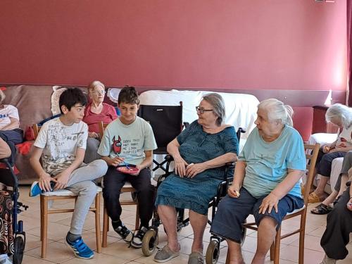 Un momento speciale di condivisione e incontro: gli alunni della Scuola Secondaria hanno trascorso una mattinata insieme agli ospiti del Centro Anziani Casa di Mela a Fuorigrotta.