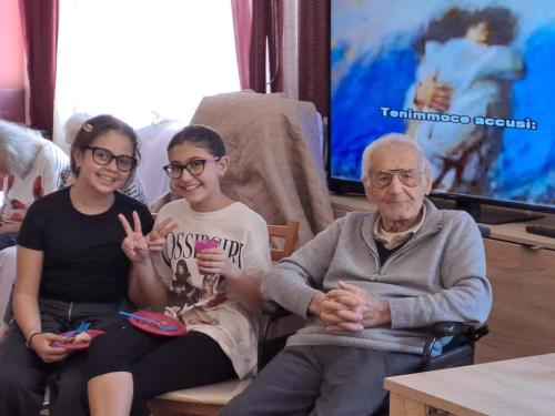 Un momento speciale di condivisione e incontro: gli alunni della Scuola Secondaria hanno trascorso una mattinata insieme agli ospiti del Centro Anziani Casa di Mela a Fuorigrotta.