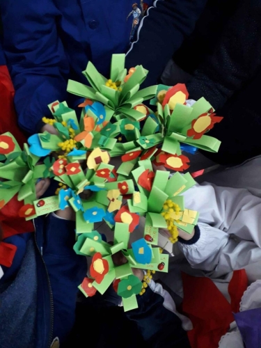 Un omaggio floreale dai bambini della 1^ primaria Auguri 