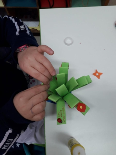 Un omaggio floreale dai bambini della 1^ primaria Auguri 