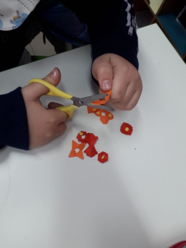 Un omaggio floreale dai bambini della 1^ primaria Auguri 