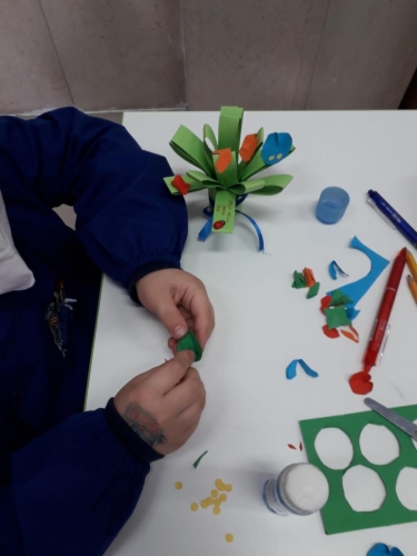 Un omaggio floreale dai bambini della 1^ primaria Auguri 