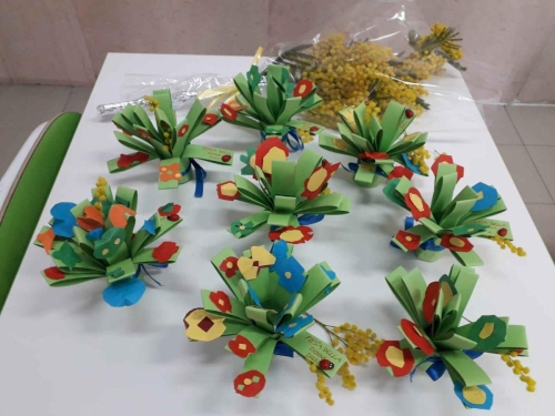 Un omaggio floreale dai bambini della 1^ primaria Auguri 