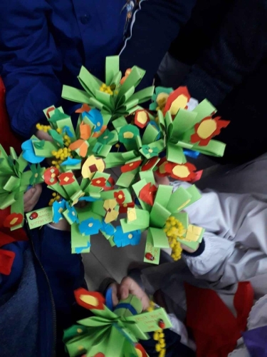 Un omaggio floreale dai bambini della 1^ primaria Auguri 