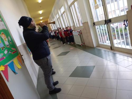 Al suono delle zampogne tutti i bambini del paese accorrevano felici.Stamattina alle scuole Pie Napoletane si annuncia l'arrivo del Natale