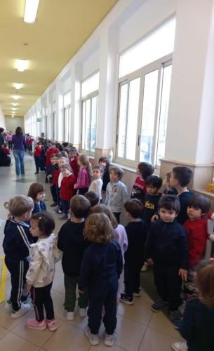 Al suono delle zampogne tutti i bambini del paese accorrevano felici.Stamattina alle scuole Pie Napoletane si annuncia l'arrivo del Natale