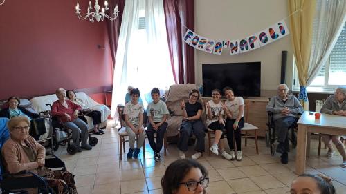 Un momento speciale di condivisione e incontro: gli alunni della Scuola Secondaria hanno trascorso una mattinata insieme agli ospiti del Centro Anziani Casa di Mela a Fuorigrotta.