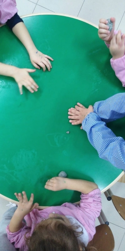 Scuola-Infanzia-A e B-le nostre mani 01