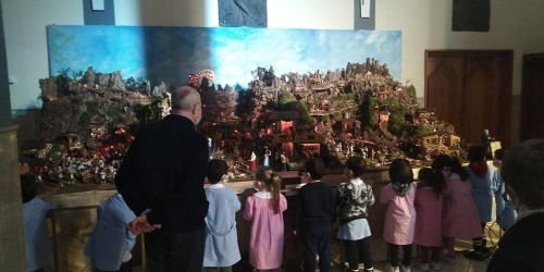 I fanciulli dell'infanzia in preghiera davanti al Presepe nella nostra Comunità Parrocchiale San Giuseppe Calasanzio 