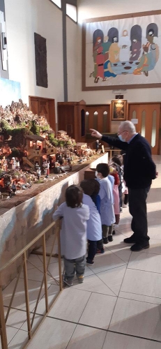 I fanciulli dell'infanzia in preghiera davanti al Presepe nella nostra Comunità Parrocchiale San Giuseppe Calasanzio 