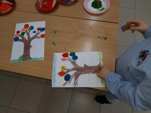 La Primavera rappresentata dai bambini dell'infanzia C con i tappi di sughero