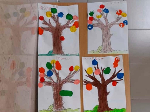 La Primavera rappresentata dai bambini dell'infanzia C con i tappi di sughero