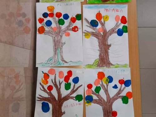 La Primavera rappresentata dai bambini dell'infanzia C con i tappi di sughero