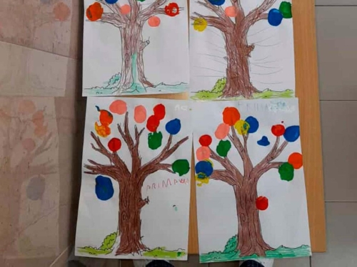 La Primavera rappresentata dai bambini dell'infanzia C con i tappi di sughero