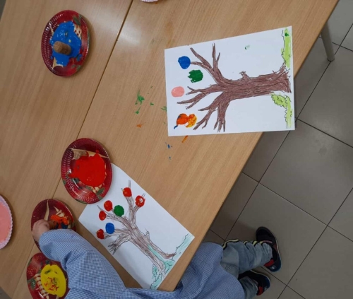 La Primavera rappresentata dai bambini dell'infanzia C con i tappi di sughero