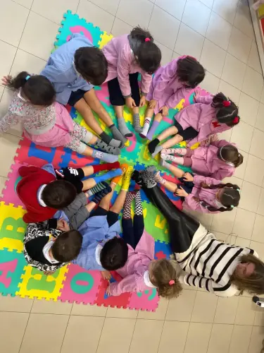 I piccoli infanzia e la giornata dei calzini spaiati 2025