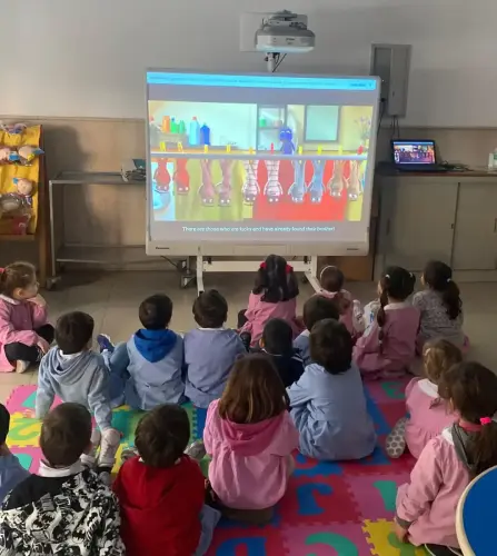 I piccoli infanzia e la giornata dei calzini spaiati 2025