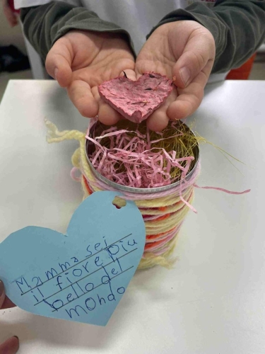 Per te, cara mamma, un piccolo semino, che come me crescerà pian pianino, diventando, come te, un bellissimo fiore, che insieme riempiremo di tanto amore."