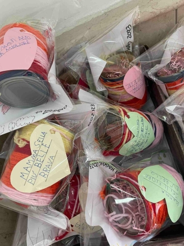 Per te, cara mamma, un piccolo semino, che come me crescerà pian pianino, diventando, come te, un bellissimo fiore, che insieme riempiremo di tanto amore."