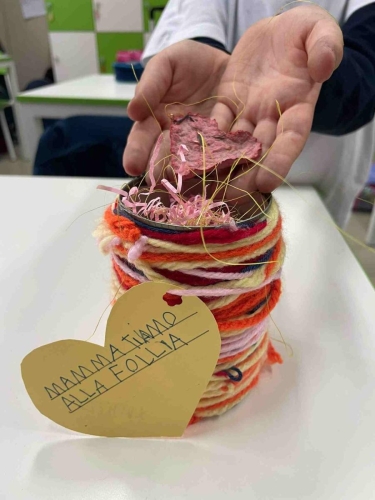 Per te, cara mamma, un piccolo semino, che come me crescerà pian pianino, diventando, come te, un bellissimo fiore, che insieme riempiremo di tanto amore."