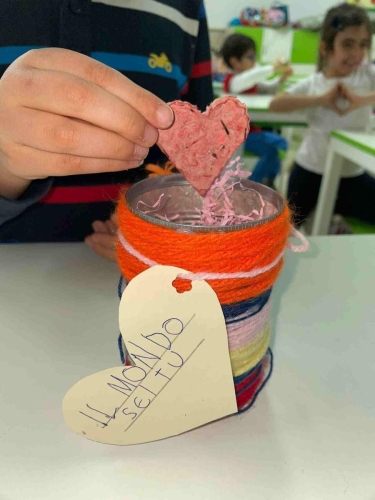 Per te, cara mamma, un piccolo semino, che come me crescerà pian pianino, diventando, come te, un bellissimo fiore, che insieme riempiremo di tanto amore."