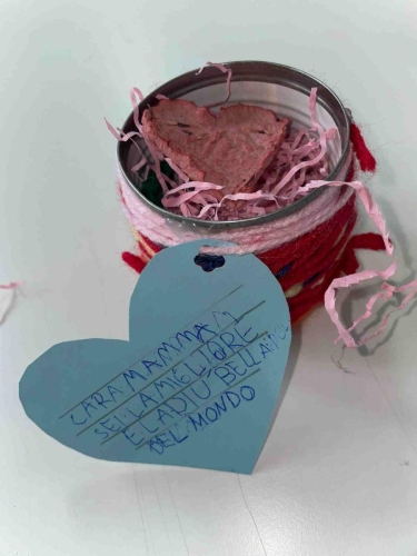 Per te, cara mamma, un piccolo semino, che come me crescerà pian pianino, diventando, come te, un bellissimo fiore, che insieme riempiremo di tanto amore."