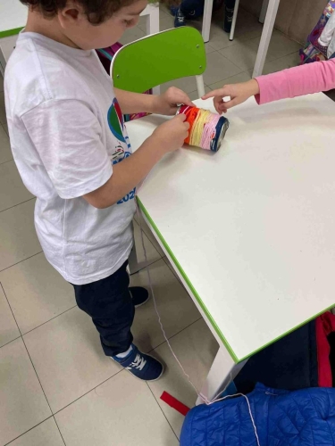 Per te, cara mamma, un piccolo semino, che come me crescerà pian pianino, diventando, come te, un bellissimo fiore, che insieme riempiremo di tanto amore."