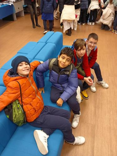 Giornata dedicata alla Scienza e alla Ricerca.Grazie alla collaborazione con il CNR: ISAFOM, IPSP, ISPAAM. Gli allievi della V Primaria e Secondaria di I gradohanno seguito alcuni esperimenti interessanti e istruttivi riguardo alle api, alle piante ed alla biodiversità alimentare.