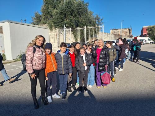 Giornata dedicata alla Scienza e alla Ricerca.Grazie alla collaborazione con il CNR: ISAFOM, IPSP, ISPAAM. Gli allievi della V Primaria e Secondaria di I gradohanno seguito alcuni esperimenti interessanti e istruttivi riguardo alle api, alle piante ed alla biodiversità alimentare.