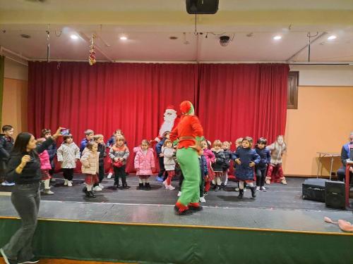 Spettacolo con Babbo Natale e gli Elfi - InfanziaUno show ricco di emozione e stupore.Una mattinata fantastica in cui nostri fanciulli hanno partecipato ad un meraviglioso Spettacolo natalizio in compagnia di Babbo Natale e i suoi Elfi. A seguire sono stati coinvolti in attività laboratoriali e ludiche tenute da esperti esterni, giochi di magia e baby dance.