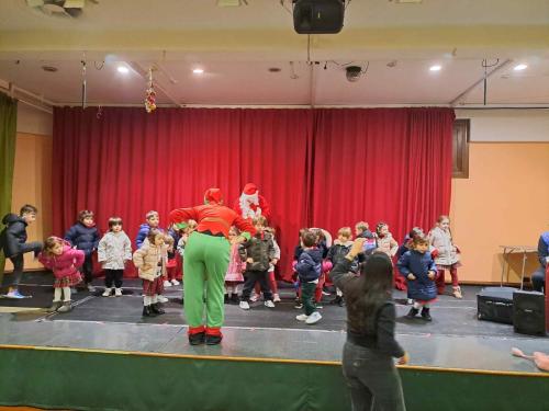 Spettacolo con Babbo Natale e gli Elfi - InfanziaUno show ricco di emozione e stupore.Una mattinata fantastica in cui nostri fanciulli hanno partecipato ad un meraviglioso Spettacolo natalizio in compagnia di Babbo Natale e i suoi Elfi. A seguire sono stati coinvolti in attività laboratoriali e ludiche tenute da esperti esterni, giochi di magia e baby dance.