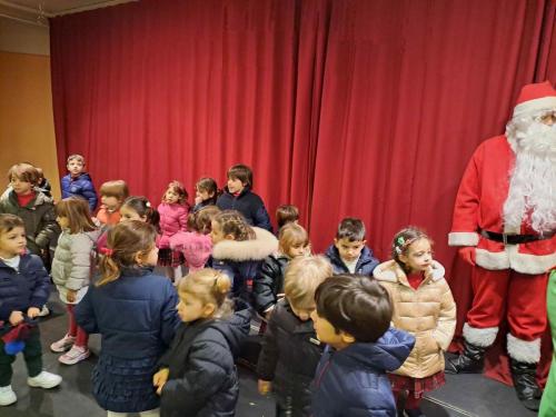 Spettacolo con Babbo Natale e gli Elfi - InfanziaUno show ricco di emozione e stupore.Una mattinata fantastica in cui nostri fanciulli hanno partecipato ad un meraviglioso Spettacolo natalizio in compagnia di Babbo Natale e i suoi Elfi. A seguire sono stati coinvolti in attività laboratoriali e ludiche tenute da esperti esterni, giochi di magia e baby dance.