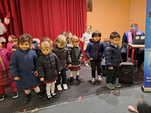Spettacolo con Babbo Natale e gli Elfi - InfanziaUno show ricco di emozione e stupore.Una mattinata fantastica in cui nostri fanciulli hanno partecipato ad un meraviglioso Spettacolo natalizio in compagnia di Babbo Natale e i suoi Elfi. A seguire sono stati coinvolti in attività laboratoriali e ludiche tenute da esperti esterni, giochi di magia e baby dance.