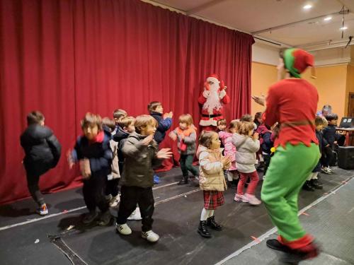 Spettacolo con Babbo Natale e gli Elfi - InfanziaUno show ricco di emozione e stupore.Una mattinata fantastica in cui nostri fanciulli hanno partecipato ad un meraviglioso Spettacolo natalizio in compagnia di Babbo Natale e i suoi Elfi. A seguire sono stati coinvolti in attività laboratoriali e ludiche tenute da esperti esterni, giochi di magia e baby dance.