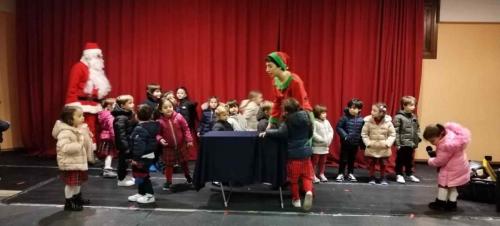 Spettacolo con Babbo Natale e gli Elfi - InfanziaUno show ricco di emozione e stupore.Una mattinata fantastica in cui nostri fanciulli hanno partecipato ad un meraviglioso Spettacolo natalizio in compagnia di Babbo Natale e i suoi Elfi. A seguire sono stati coinvolti in attività laboratoriali e ludiche tenute da esperti esterni, giochi di magia e baby dance.