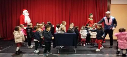 Spettacolo con Babbo Natale e gli Elfi - InfanziaUno show ricco di emozione e stupore.Una mattinata fantastica in cui nostri fanciulli hanno partecipato ad un meraviglioso Spettacolo natalizio in compagnia di Babbo Natale e i suoi Elfi. A seguire sono stati coinvolti in attività laboratoriali e ludiche tenute da esperti esterni, giochi di magia e baby dance.