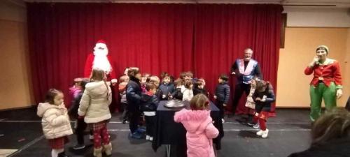 Spettacolo con Babbo Natale e gli Elfi - InfanziaUno show ricco di emozione e stupore.Una mattinata fantastica in cui nostri fanciulli hanno partecipato ad un meraviglioso Spettacolo natalizio in compagnia di Babbo Natale e i suoi Elfi. A seguire sono stati coinvolti in attività laboratoriali e ludiche tenute da esperti esterni, giochi di magia e baby dance.