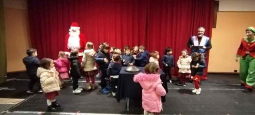 Spettacolo con Babbo Natale e gli Elfi - InfanziaUno show ricco di emozione e stupore.Una mattinata fantastica in cui nostri fanciulli hanno partecipato ad un meraviglioso Spettacolo natalizio in compagnia di Babbo Natale e i suoi Elfi. A seguire sono stati coinvolti in attività laboratoriali e ludiche tenute da esperti esterni, giochi di magia e baby dance.