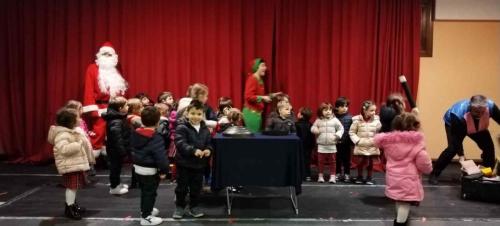 Spettacolo con Babbo Natale e gli Elfi - InfanziaUno show ricco di emozione e stupore.Una mattinata fantastica in cui nostri fanciulli hanno partecipato ad un meraviglioso Spettacolo natalizio in compagnia di Babbo Natale e i suoi Elfi. A seguire sono stati coinvolti in attività laboratoriali e ludiche tenute da esperti esterni, giochi di magia e baby dance.