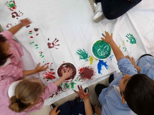 Le coinvolgenti maestre di teatro con i bambini dell'infanzia