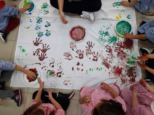 Le coinvolgenti maestre di teatro con i bambini dell'infanzia