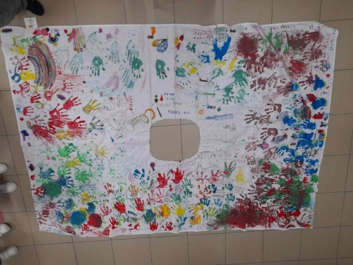 Le coinvolgenti maestre di teatro con i bambini dell'infanzia