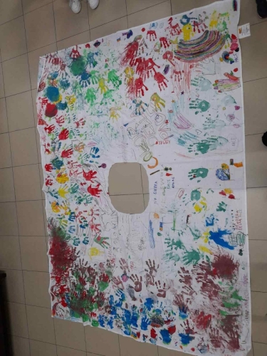 Le coinvolgenti maestre di teatro con i bambini dell'infanzia