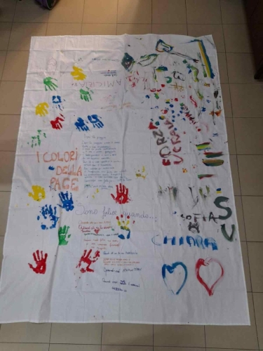 Le coinvolgenti maestre di teatro con i bambini dell'infanzia